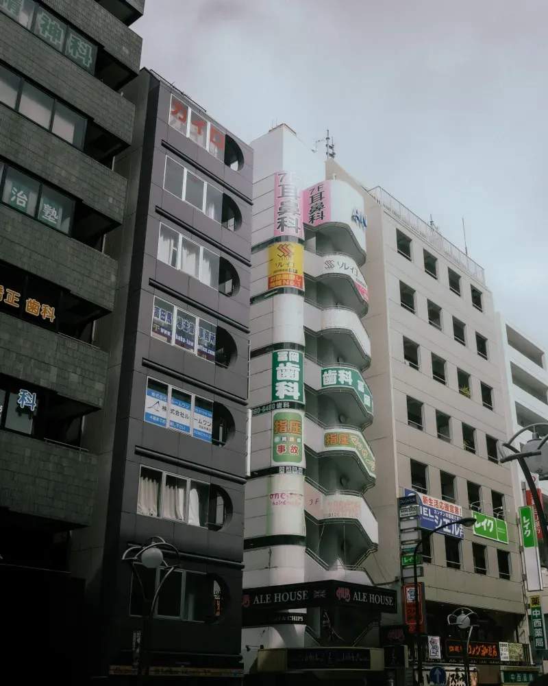 新橋で身軽に泊まる、カプセルホテルの上手な使い方